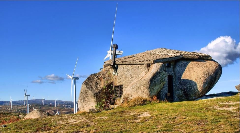 Trước đây, nhà đá là nơi nghỉ ngơi của một gia đình mỗi dịp nghỉ lễ. Ngày nay, ngôi nhà có thiết kế đặc biệt này thu hút rất nhiều du khách đến chiêm ngưỡng.