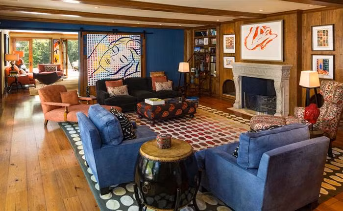 Ngôi nhà chính rộng 1.200m2, tọa lạc trên diện tích hơn 3 ha có 7 phòng ngủ, 13 phòng tắm và phòng xem phim với 30 chỗ ngồi, một thư viện toàn gỗ bách tùng và nhà kính nhỏ thông ra từ bếp.