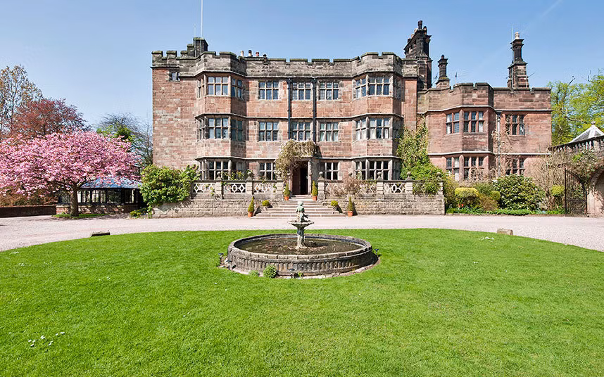 Tòa lâu đài này rộng 1670 m2 với 16 phòng ngủ, 11 phòng tắm và 20 mẫu đất cho vườn tược. Ngoài ra, tòa lâu đài cũng có cả những phòng hiện đại như bia, phòng tranh, hầm rượu, thư viện. Lâu đài được đưa ra thị trường bất động sản từ tháng 10/2014 với giá 3 triệu bảng.