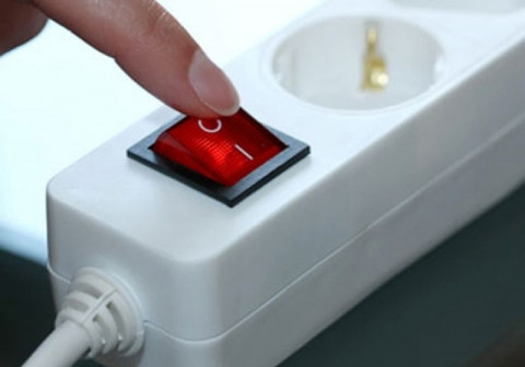 Trong quá trình sử dụng tủ lạnh, để tiết kiệm điện, bạn nên hạn chế việc ngắt tủ lạnh ra khỏi nguồn điện và bật/tắt tủ lạnh thường xuyên vì mỗi lần khởi động sẽ tốn một lượng điện lớn. Trong trường hợp lâu ngày không dùng đến tủ lạnh thì ngắt nguồn điện nhưng cần dọn sạch các vật dụng, thực phẩm có trong tủ, vệ sinh tủ và để tủ khô rồi mới đóng cửa, dùng vật phủ che bụi phủ lên trên nữa nhé.