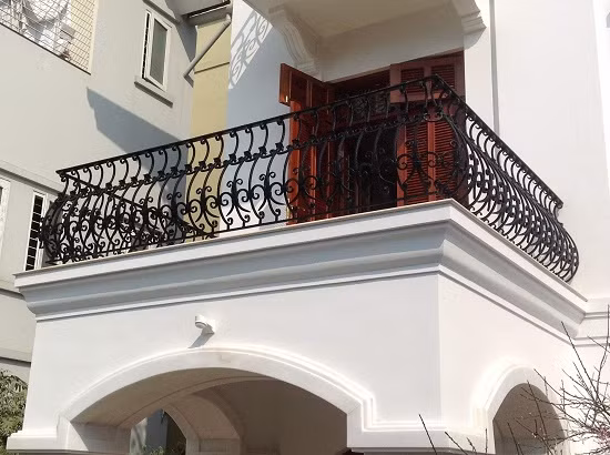 Lan can bằng sắt có thể kết hợp với gỗ, kính hay inox đều mang đến vẻ đẹp khó cưỡng cho ban công nói riêng và tổng thể kiến trúc ngôi nhà nói chung. Ảnh: ninavietnam.
