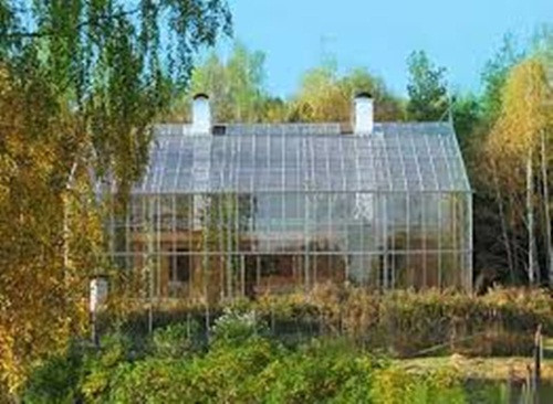 Thú vị ở chỗ là ngôi nhà này hoàn toàn do gia chủ làm. Năng lượng trong nhà cũng hầu như dùng ánh sáng mặt trời, nhiệt được giữ trong nền đá dưới nhà. Nước sinh hoạt được lấy từ nước mưa.