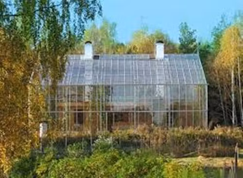 Thú vị ở chỗ là ngôi nhà này hoàn toàn do gia chủ làm. Năng lượng trong nhà cũng hầu như dùng ánh sáng mặt trời, nhiệt được giữ trong nền đá dưới nhà. Nước sinh hoạt được lấy từ nước mưa.