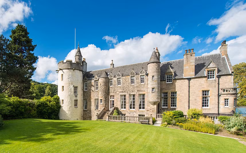 Lâu đài Craigcrook, Scotland. Chỉ cách trung tâm thành phố Edinburgh 3 dặm, lâu đài náy được xây dựng từ thế kỷ 16 gồm có 3 tầng và một tháp tròn trên đỉnh. Nó bị bỏ hoang trong vòng 300 năm qua và giờ đang được rao với giá 6 triệu bảng.