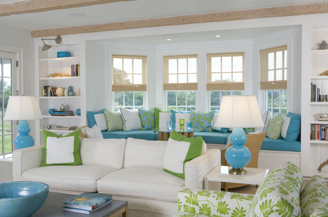 Ngoài trắng và xanh dương, phòng khách này còn được tô điểm thêm một chút màu xanh lá cây tạo cảm giác dịu mát, đặc biệt trong những ngày mùa hè nóng nực. Ảnh: Abouthome.