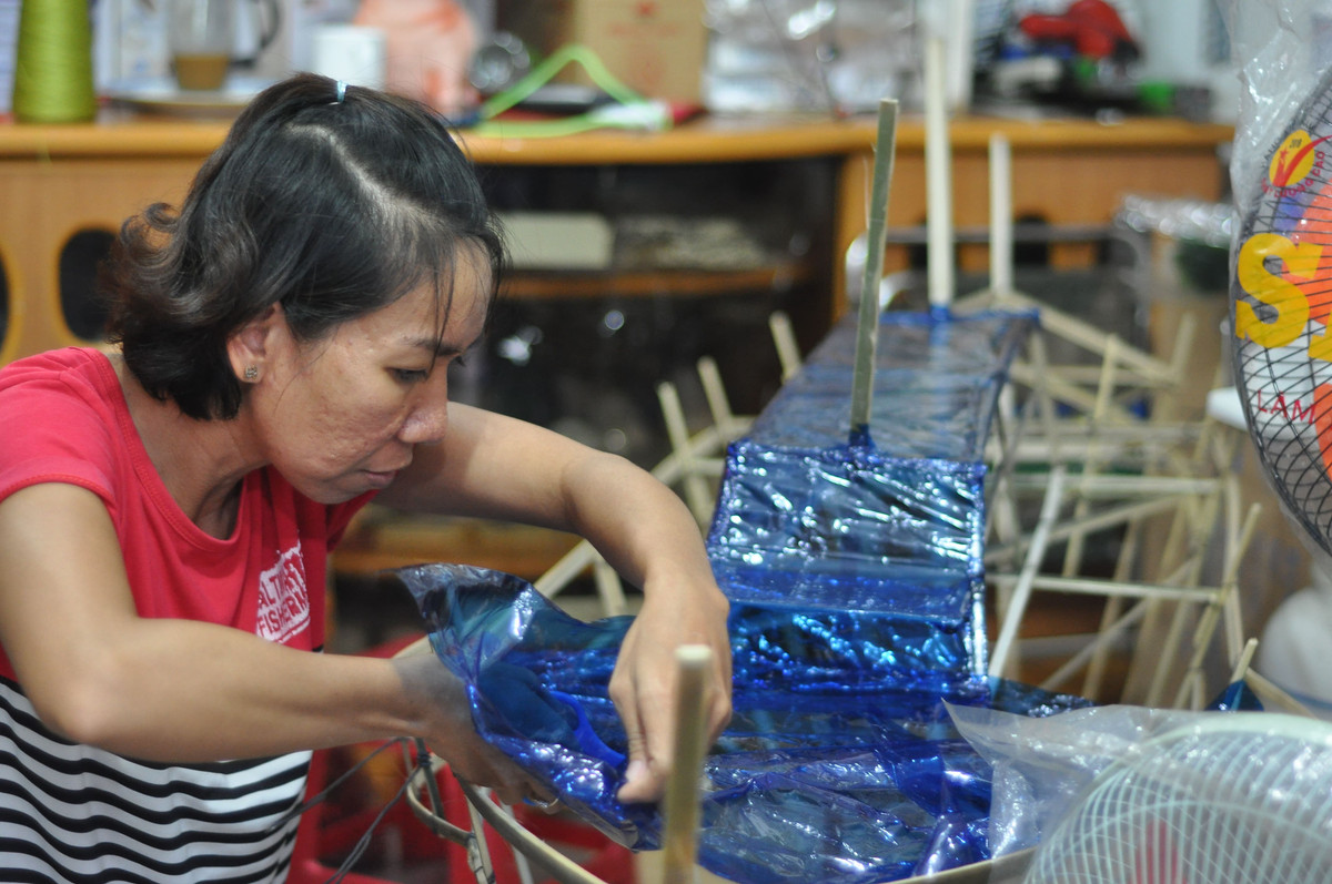 Có truyền thống 3 đời làm lồng đèn Trung Thu, gia đình ông Thành đã nổi tiếng khắp nơi về tài nghệ của mình. Muốn làm được một chiếc lồng đèn phải trải qua rất nhiều công đoạn, nhưng 2 công đoạn khó nhất là tạo khung và vẽ họa tiết.