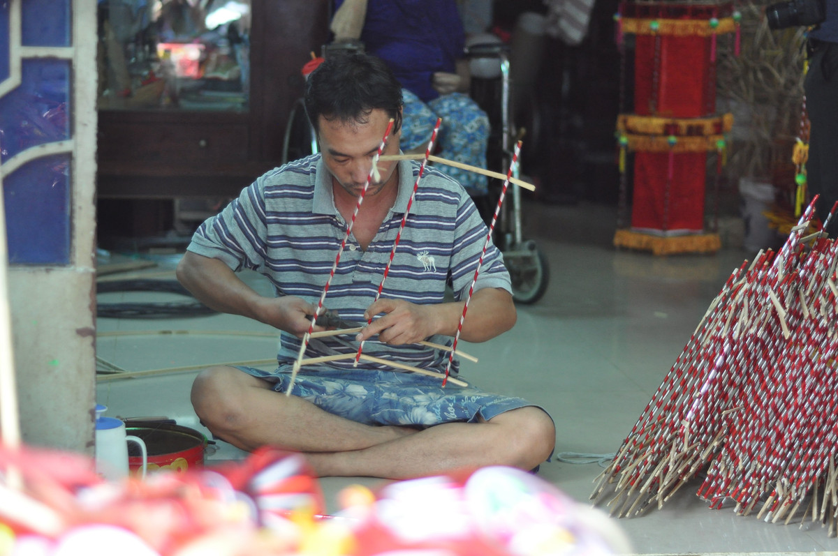 Càng đến gần Tết Trung thu, gia đình ông Thành lại càng tất bật để làm xong hàng giao cho khách đúng hẹn.