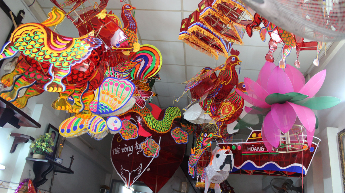 Với ông, mong muốn lớn nhất đó là con cháu sau này có thể duy trì, phát huy được nghề làm lồng đèn truyền thống của gia đình, cũng là góp phần giữ gìn truyền thống văn hóa dân tộc.