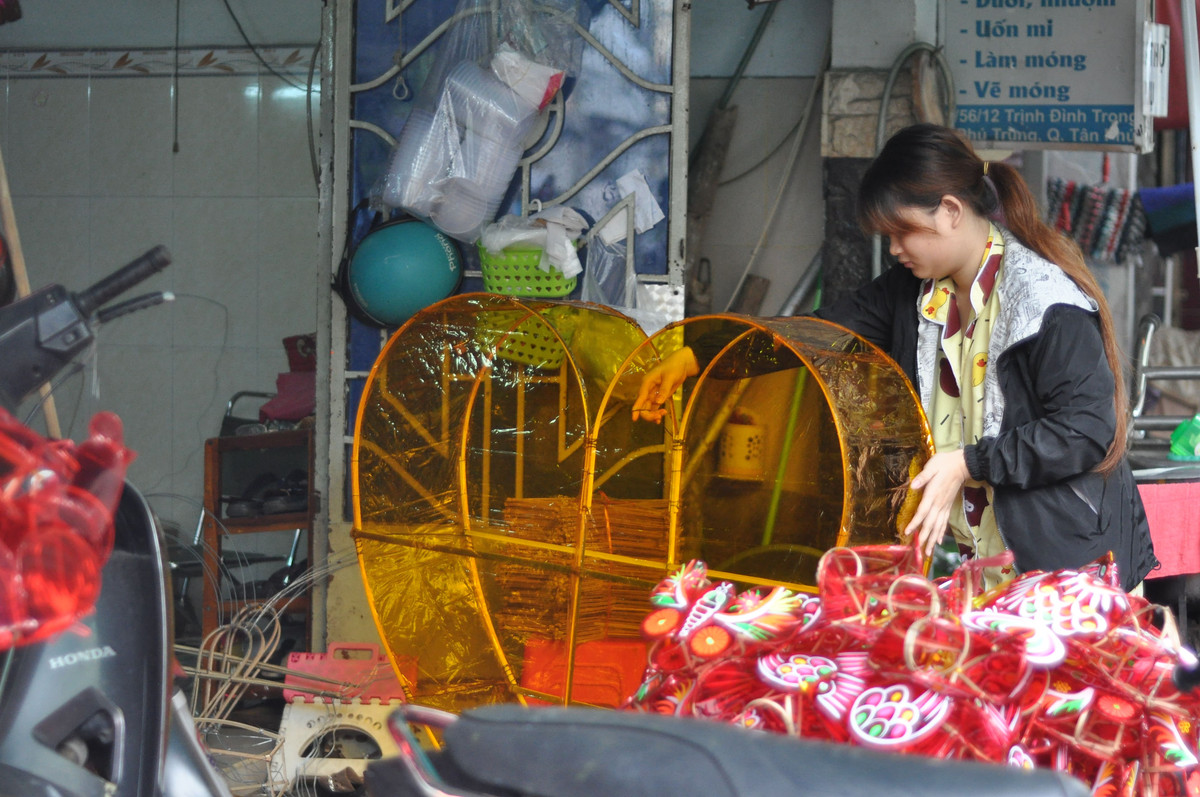 Để đáp ứng nhu cầu sản xuất với số lượng lớn mỗi ngày, tất cả các công đoạn đều được phân công cho từng thành viên trong gia đình làm, riêng 2 công đoạn khó nhất sẽ do ông Thành đảm nhận để ra thành phẩm là những chiếc đèn lồng khổng lồ.
