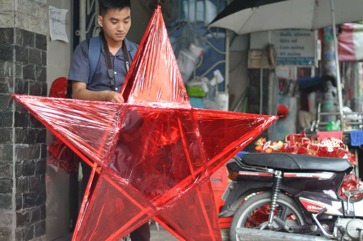 Cũng nhờ sự tận tâm với nghề, thời gian gần đây, gia đình ông Thành thường nhận được những đơn hàng rất đặc biệt. Nhiều doanh nghiệp đã đặt ông Thành làm đèn lồng khổng lồ mang hình con rồng, chiếc thuyền dài trên 3m với giá gần 10 triệu đồng