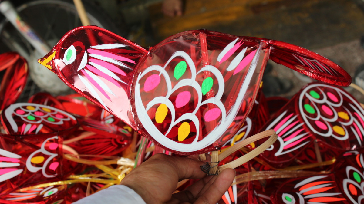 Tất cả những họa tiết, hoa văn trên đèn lồng đều được làm rất tinh tế, tỉ mỉ.