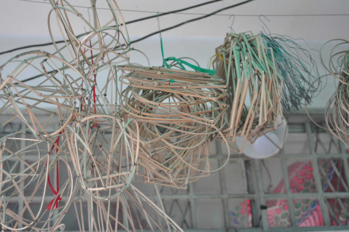 Những nguyên liệu để làm lồng đèn treo lủng lẳng trong nhà ông từ nhiều tháng nay chỉ để chuẩn bị cho một mùa Trung Thu.