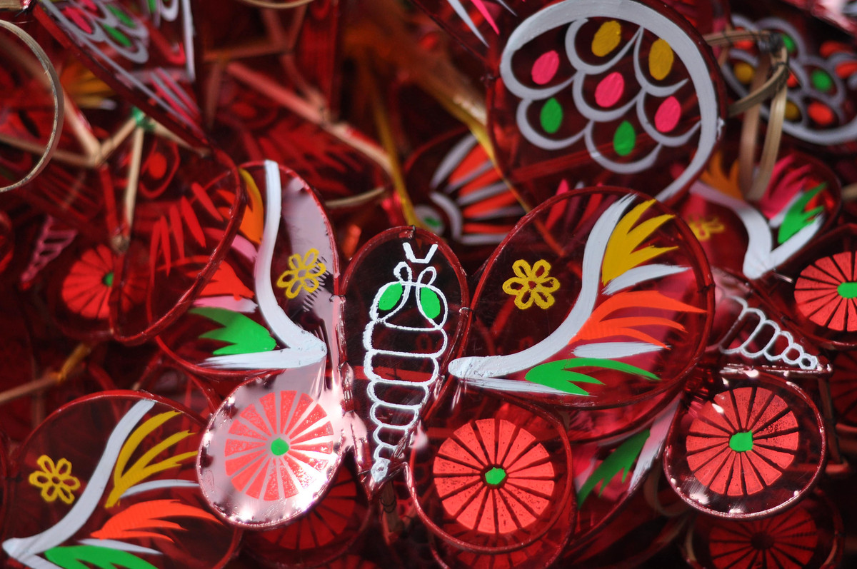 Không chỉ làm những chiếc lồng đèn truyền thống hình ngôi sao 5 cánh, lồng đèn của gia đình ông Thành còn đặc sắc với nhiều hình thù như chó, mèo, cá, chim…