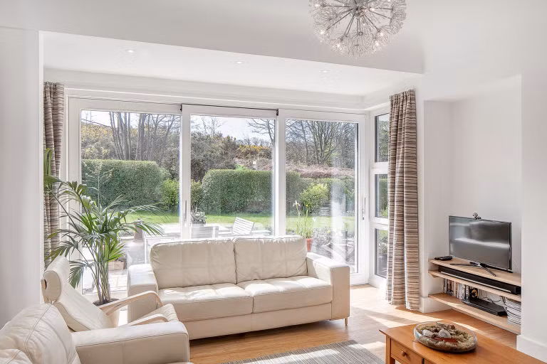 Ngôi nhà được xây dựng với tường cách nhiệt, kết cấu bê tông, cửa sổ kính và máy bơm nguồn không khí. Các tấm pin mặt trời được lắp trên mái nhà để sưởi ấm miễn phí vào mùa đông.