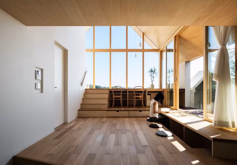 Lối bài trí nội thất theo kiểu truyền thống của người Nhật Bản được áp dụng cho ngôi nhà với chất liệu gỗ sáng màu là chủ đạo. Ảnh: Archdaily.