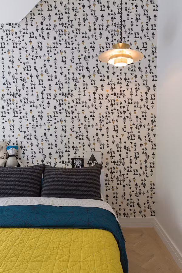 Phòng ngủ ấm áp với tông màu vàng sáng rực rỡ. Ảnh Homedsgn.