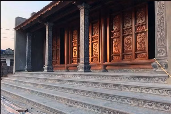 Bậc tam cấp bằng đá giúp kết nối không gian bên trong và bên ngoài một cách hài hòa. Ảnh: langmodadep.