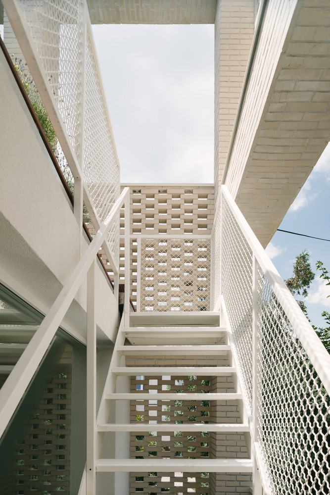 Cầu thang bên ngoài dẫn thẳng lên khu vực sân thượng.