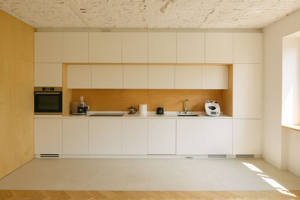 Phòng bếp được thiết kế hết sức đơn giản nhưng vẫn đảm bảo độ thông thoáng và tiện nghi.