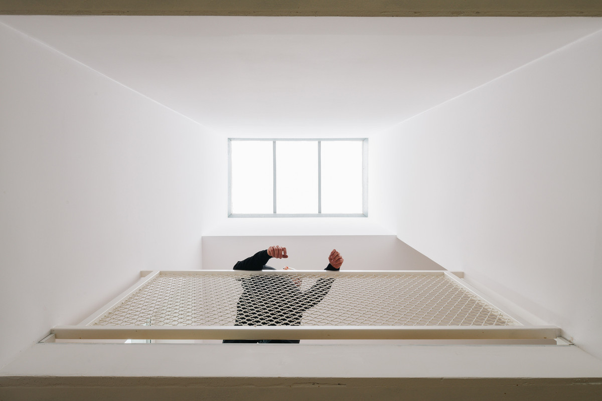 Cửa sổ trần trên mái giúp chiếu sáng không gian trong ngôi nhà.