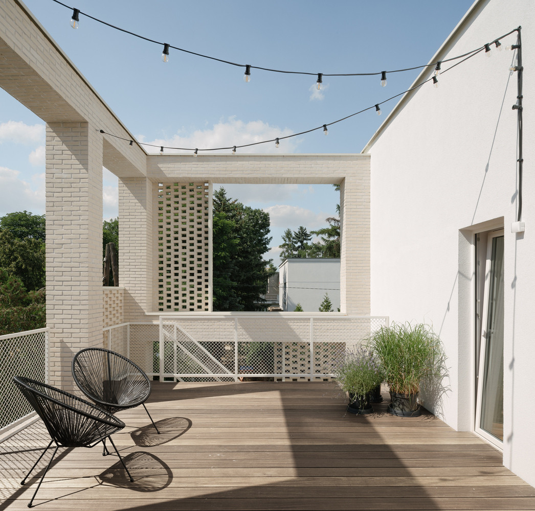 Ngoài những phòng cơ bản như phòng khách, phòng ngủ, phòng bếp và phòng tắm, House for W còn có một nhà để xe và một sân thượng rất đẹp mắt.