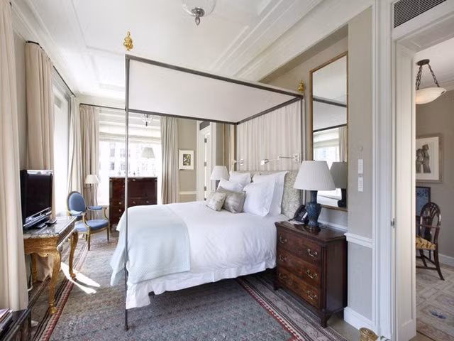 Phòng ngủ dành cho khách nhỏ hơn nhưng vẫn vô cùng thoải mái.