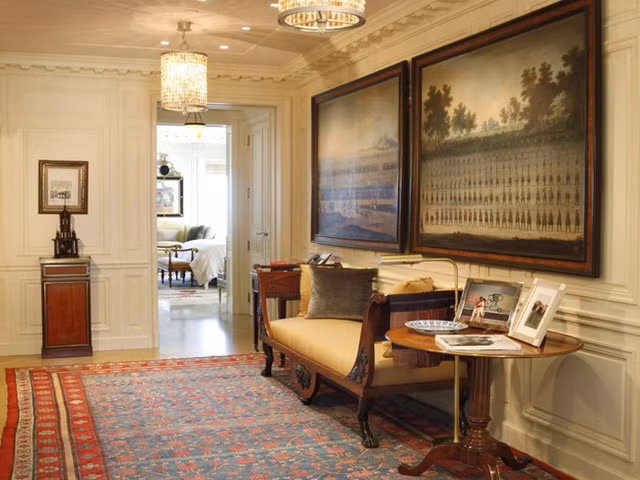 Phòng ngủ này còn có cả một thư viện và phòng thay đồ riêng.