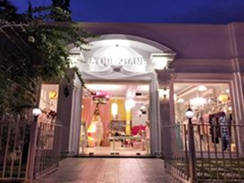 Lớn lên trong một gia đình quyền quý bậc nhất Việt Nam nhưng Lý Quý Khánh vẫn tự tay làm nên sự nghiệp của mình nhờ tài năng của mình. Hiện anh đang làm chủ showroom thời trang lớn ở Sài Gòn.