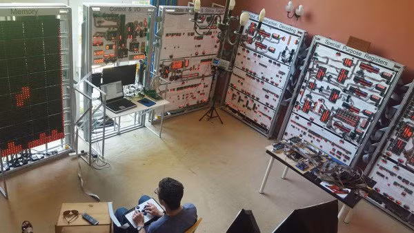 Anh James cho biết máy tính ngày nay quá nhỏ để có thể thấy cách thức vận hành. Với cỗ máy này, bạn có thể quan sát cách những con chip hoạt động và thỏa thích khám phá quy trình xử lý.