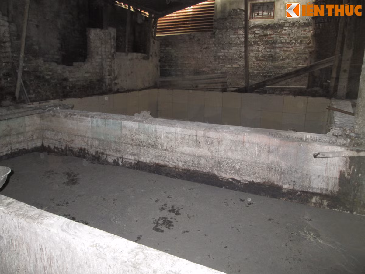 Cận cảnh khoang chứa bột củ rong làm miến. Mặc dù nước ủ đã ngả màu, bốc mùi hôi thối nhưng người dân làm miến vẫn tận dụng để ủ bột từ lượt này sang lượt khác.