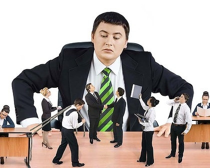 Những hình ảnh chụp các nhân viên bị phạt đã nhanh chóng được đưa lên mạng xã hội Weibo, dẫn đến những phản ứng gay gắt. Nhiều người cho rằng hình phạt này chẳng khác gì là tra tấn, không tôn trọng quyền con người. Nhưng một số người lại cho rằng các nhân viên trong vụ việc cũng đáng trách vì đã không tự đứng dậy bảo vệ mình.