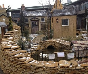 Nhà cửa ở đây đều được xây rất mộc mạc với lối kiến trúc đơn giản nhưng lại được du khách rỉ tai nhau tới thăm.