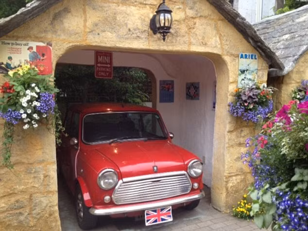 Từng chi tiết nhỏ của những ngôi nhà trong làng đều được chăm chút đẹp tựa như tranh.