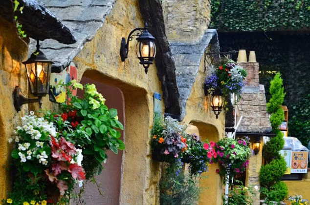 Có những nơi không phải là bản sao hoàn toàn của một bộ phim hoạt hình nhưng phong cách trang trí và thiết kế của nó đều được lấy cảm hứng từ những câu chuyện cổ tích.