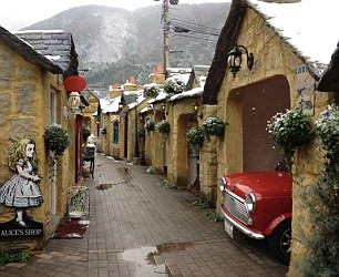 Tất cả những ngôi nhà ở đây đều được xây thấp, đến nỗi bạn có thể với tay chạm vào mái, y hệt ngôi nhà của những chú lùn.