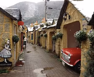 Tất cả những ngôi nhà ở đây đều được xây thấp, đến nỗi bạn có thể với tay chạm vào mái, y hệt ngôi nhà của những chú lùn.