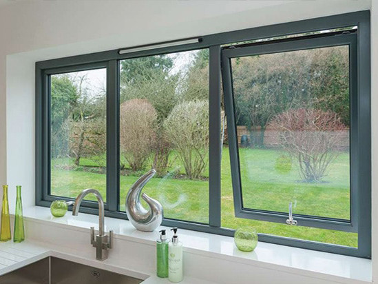 Cửa sổ hất đảm bảo được độ kín khít và cách âm, cách nhiệt rất tốt khi đóng. Ảnh: Cuanhomchauau.