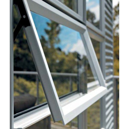 Cửa sổ hất dù có kiểu dáng đơn giản nhưng cũng mang vẻ đẹp cổ điển, sang trọng và không kém phần hiện đại. Ảnh: Blogspot.