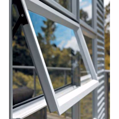 Cửa sổ hất dù có kiểu dáng đơn giản nhưng cũng mang vẻ đẹp cổ điển, sang trọng và không kém phần hiện đại. Ảnh: Blogspot.