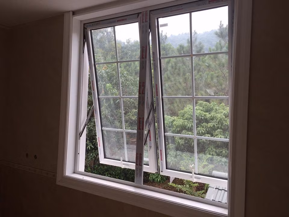  Cửa sổ hất là một trong những dòng sản phẩm được nhiều người sử dụng vì nó có nhiều tính năng ưu việt. Ảnh: Nhomxingfa. 