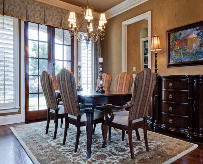 Thảm cho phòng ăn. Tùy thuộc vào hình họa trang trí tường và lớp đồ nội thất bạn có thể chọn từng loại thảm phù hợp. Nếu như nội thất phòng ăn là đồ gỗ, một tấm thảm với hoa văn trang trí phức tạp.