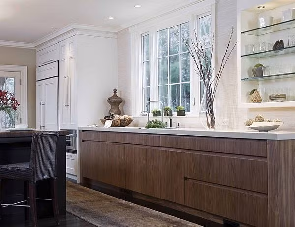 Nếu gỗ màu tối, hãy chọn màu thảm vàng hoặc be sáng. Nếu gỗ màu sáng, hãy chọn một tấm thảm màu ngọc lam.