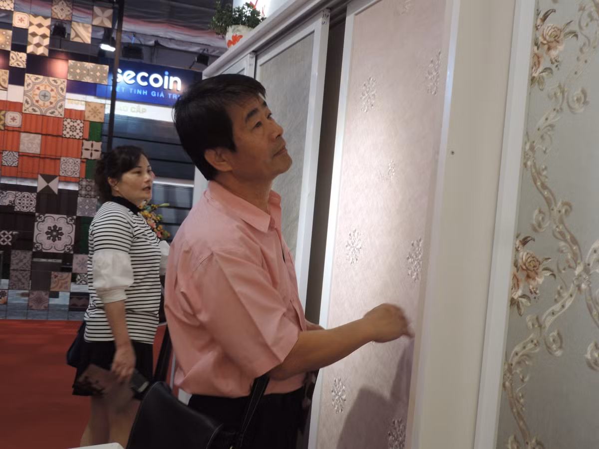 Theo chị Linh, "hiệu ứng" của nhiều vụ hỏa hoạn lớn gần đây đã khiến nhiều khách hàng tìm mua sản phẩm này hơn.