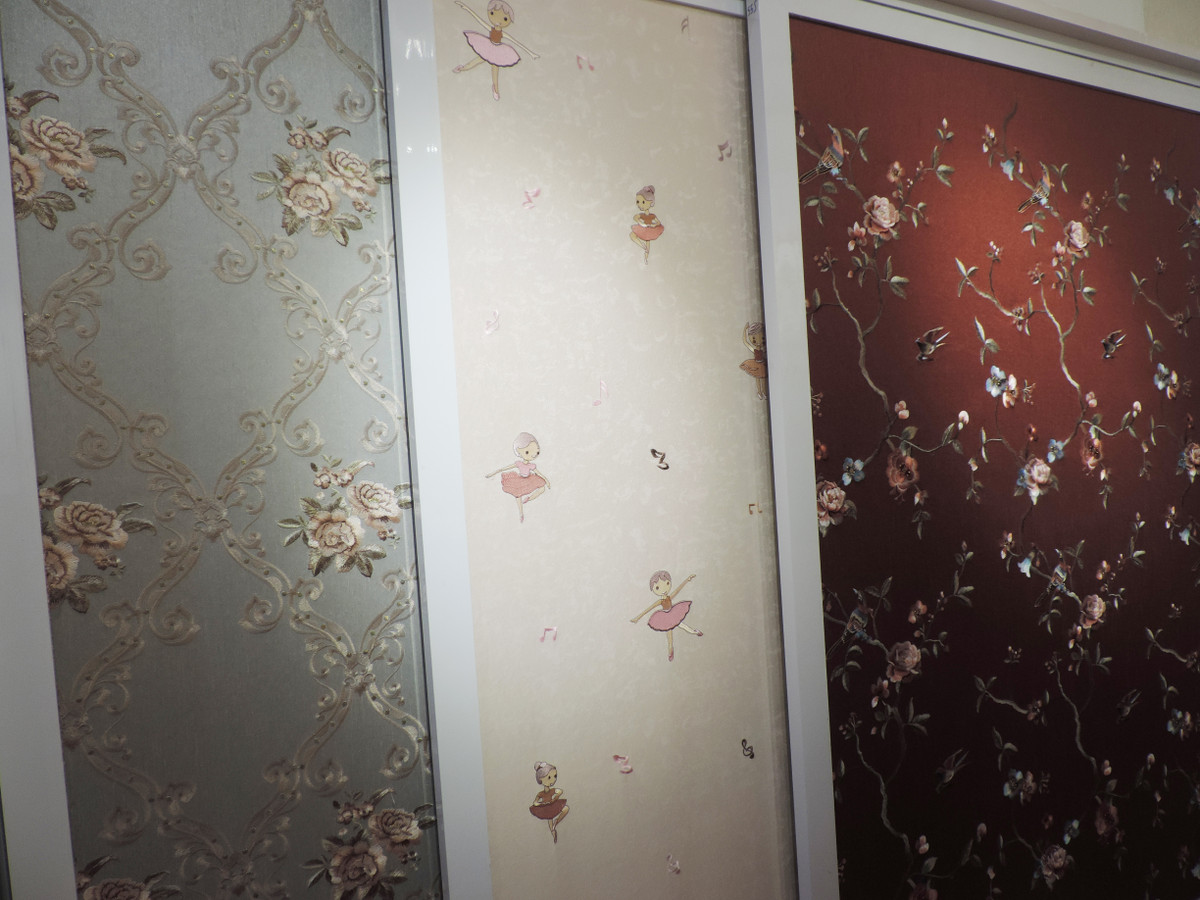 Giá một mét vuông lụa thêu ốp tường lên đến 400.000 - 500.000, cao hơn gần chục lần so với giấy dán tường cao cấp và gấp đôi so với vải dán tường.