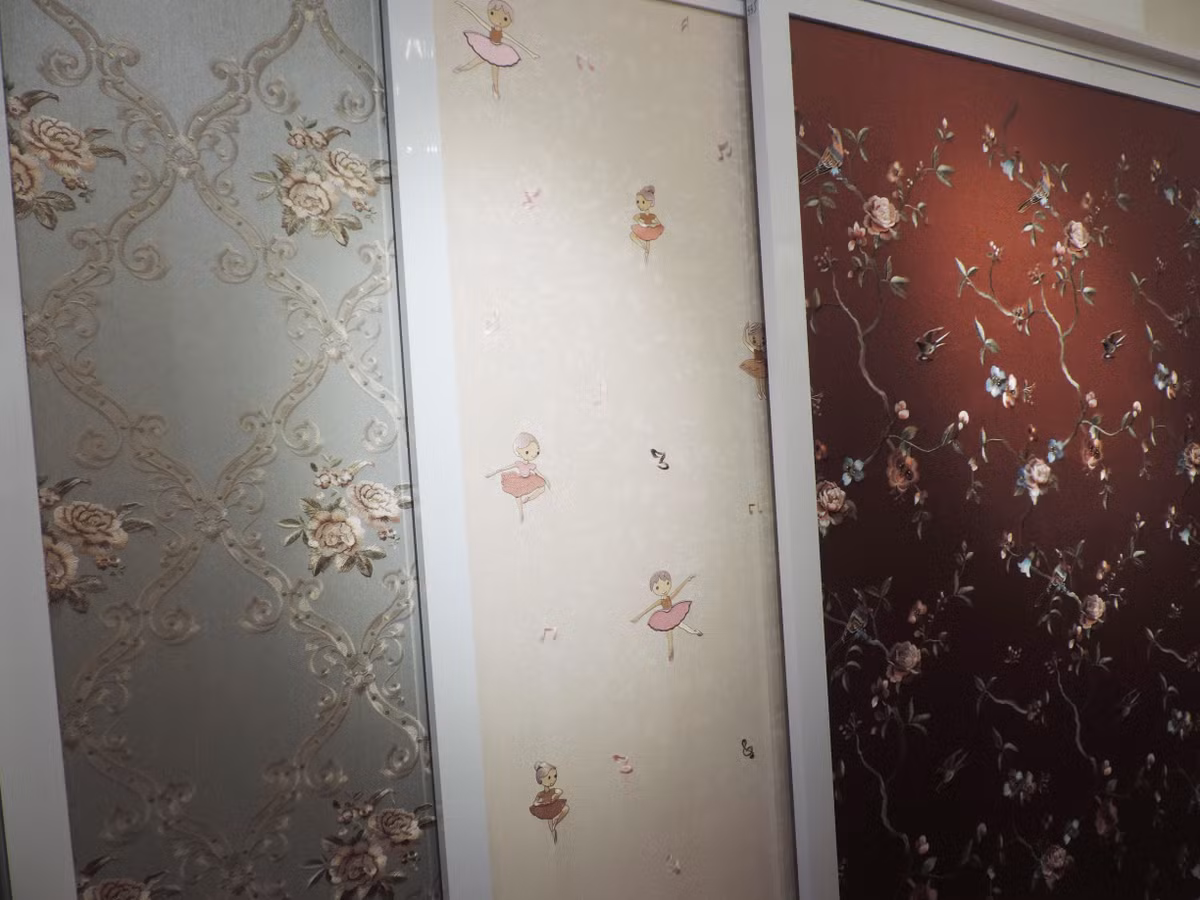 Giá một mét vuông lụa thêu ốp tường lên đến 400.000 - 500.000, cao hơn gần chục lần so với giấy dán tường cao cấp và gấp đôi so với vải dán tường.