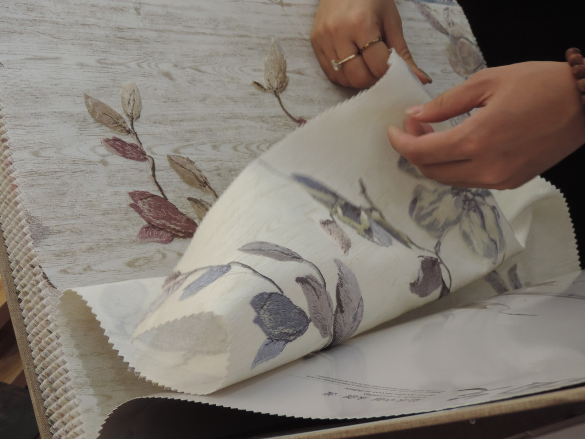 Hầu hết họa tiết sử dụng trên lụa thêu đều là hoa lá cành và có nhiều hiệu ứng giả gỗ rất độc đáo. Các chi tiết được thêu rất đẹp, tỉ mỉ và sang trọng.