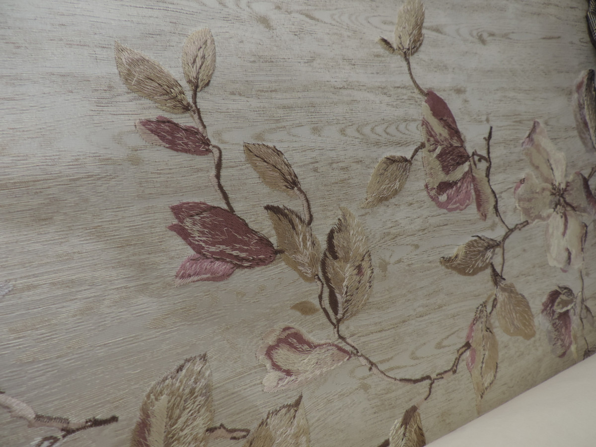 Một ưu điểm khác của loại vật liệu này là bức lụa dán tường có khổ rộng từ 2m85-2m9, chiều dài không giới hạn nên bức dán sẽ không có đường nối như các loại giấy dán tường thông thường.