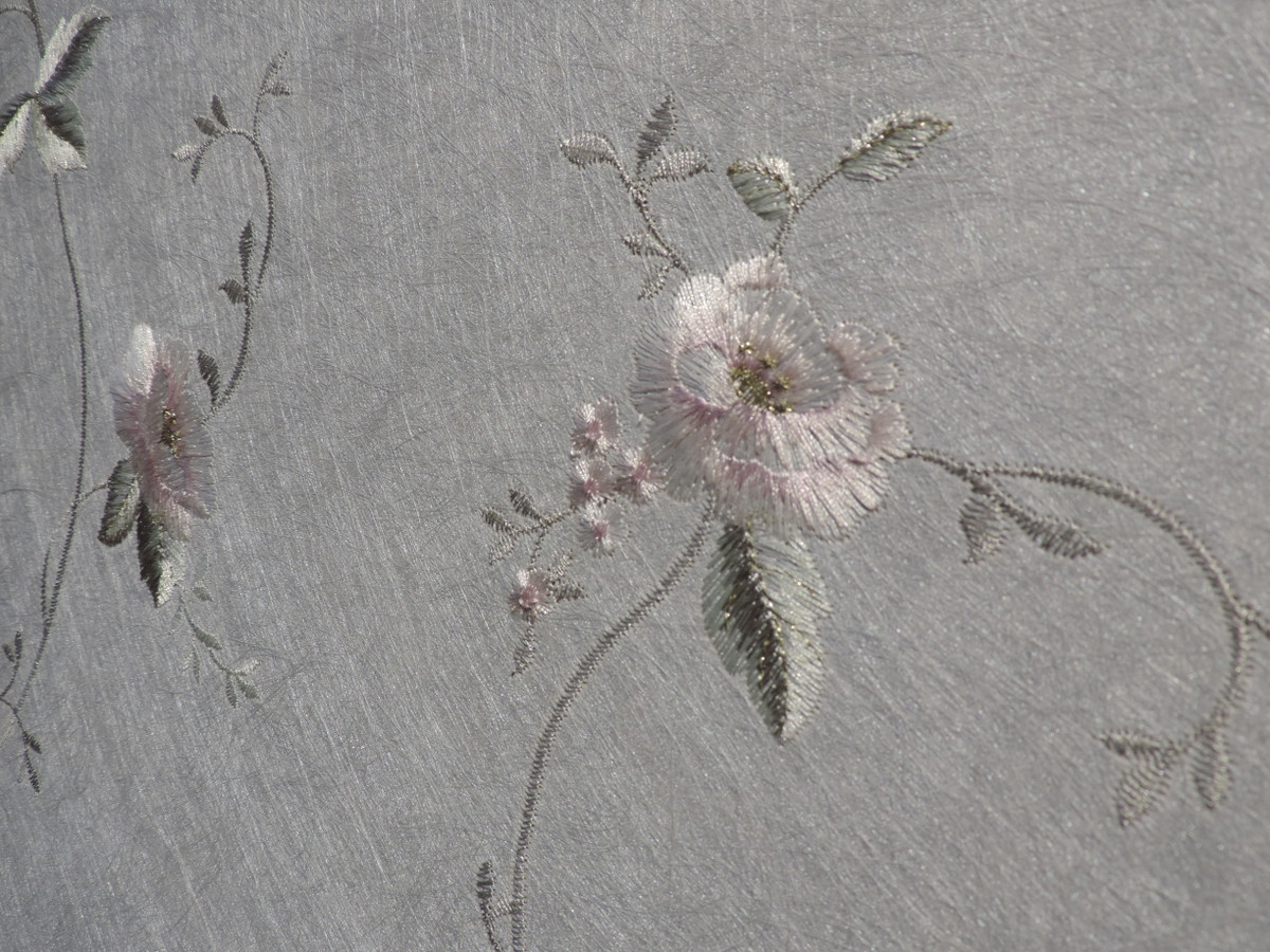 Sở dĩ đắt đỏ nhưng sản phẩm này vẫn được ưa chuộng bởi lụa thêu ốp tường được quảng cáo là có khả năng chống cháy, cháy chậm theo tiêu chuẩn Châu Âu.