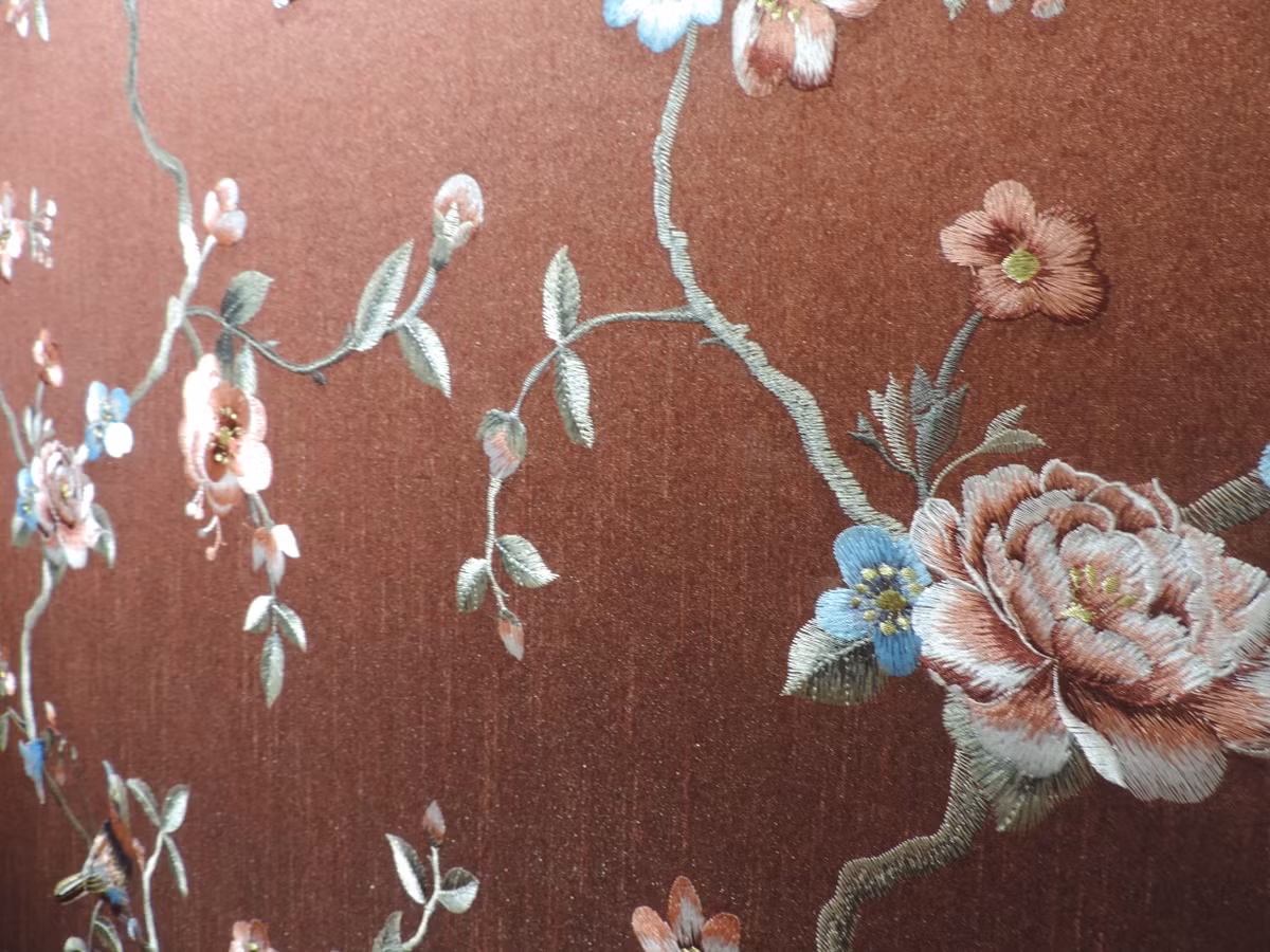 Giới thiệu về sản phẩm của mình, chị Linh, nhân viên bán hàng cho biết: "Vải lụa thêu dán tường được làm từ các sợi tổng hợp (cả tự nhiên và nhân tạo). Nó có khả năng chống nước, chống thấm, chống mốc, chống dầu...