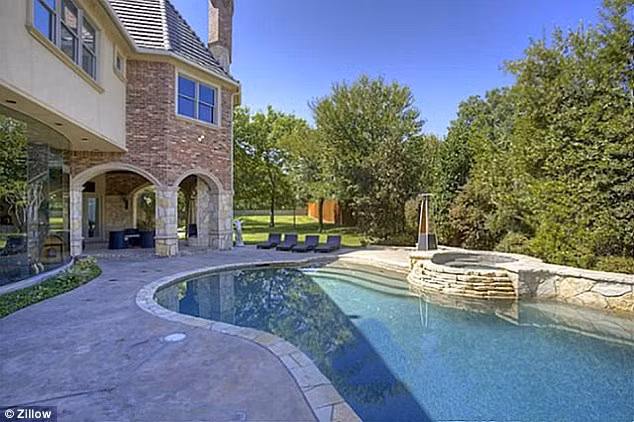 Tham biet thu ty phu cho nguoi vo gia cu thue 1$/thang-Hinh-2